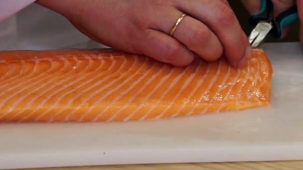 Chef Che Taglia Salmone Taglia Salmone Taglia Pesce Con Coltello — Video Stock