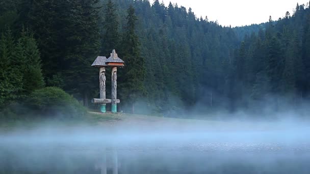 Synevir Lago Pela Manhã Montanha Lago Cárpatos Ucrânia Manhã Neblina — Vídeo de Stock