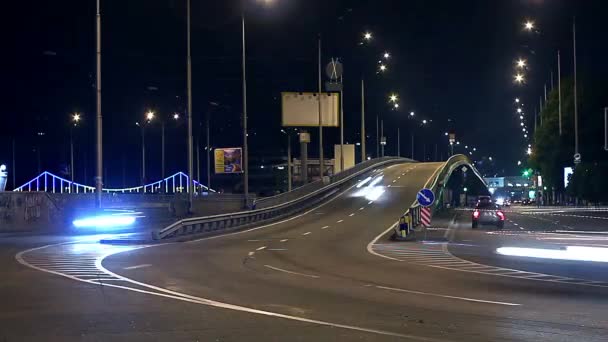 モーション キエフで交通の夜景の時間経過ビデオの平たい箱のブロックで車の通りの側に照らされた空看板と都市のシーンの夜通り 時間の経過の時間の経過 — ストック動画