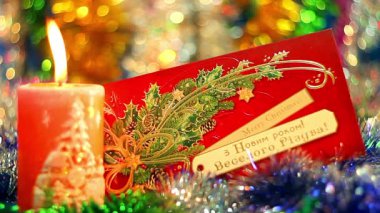 Noel kartpostal ve mum, Noel mumlar, Noel ve yılbaşı dekorasyonu ile yanan mum ve güzel kartpostal 
