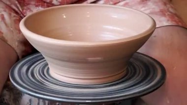Toprak kap şekillendirme çömlekçilik direksiyonda çalışma Potters tekerlek, el formları toprak kap potter's tekerlek, deneyimli usta bir tabak çanak çömlek direksiyona yapıyor üzerinde eller, eller kil tabak çanak çömlek atölyesinde bitiş dokunur musun