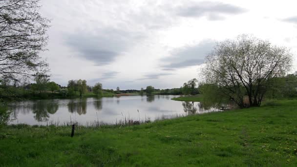 乡村景观 河岸上的栅栏 阴天的河 — 图库视频影像