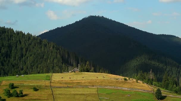 Dorp Hellingen Van Karpaten Bergdal Ochtend Time Lapse Huizen Achtergrond — Stockvideo