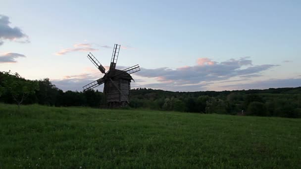 日没時間の経過で Pirogovo 博物館 Pirogovo ウクライナ 古い風車時間経過で木製風車の風車 日没時間の経過で風車の Pirogovo シルエットの風車 — ストック動画