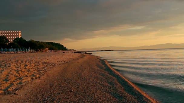 Morning Beach Seashore Sunbeds Umbrella Morning Sunrise Beach Aegean Sea — Stock Video