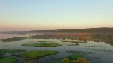 gündoğumu 4k, nehir, orman ve sabah sis, nehirde hava görünümünü nehir yeşil ağaçların üzerinden çok güneş doğarken uçan nehir orman gündoğumu, sis ile gündoğumu, mistik Nehri'nin havadan görünümü, yüksek görünümü