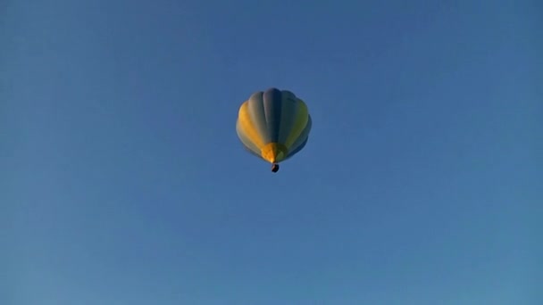 空中气球在天空中 空中气球在田野与人在夏天晚上 — 图库视频影像