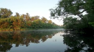 Nehri sis ile gündoğumu, mistik Nehri'nin havadan görünümü üzerinde turuncu sabah sayesinde güneş ışınlarının Nehri'nde sabah sis, gündoğumu, turuncu gündoğumu sis
