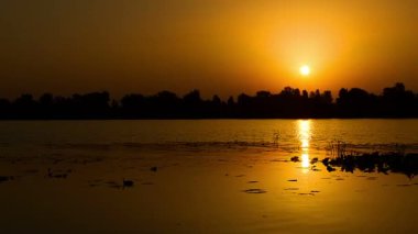 Güneş doğarken Gölü, sunrise nehir, motorbot üzerinde gündoğumu, sabah manzara, gündoğumu Nilüfer, sunrise ile nehirde lakebackwater, güzel, Doğa, mavi, tekne, su, şafak, sabah erken, Doğu, bodie güzellik enjoymen ördekler