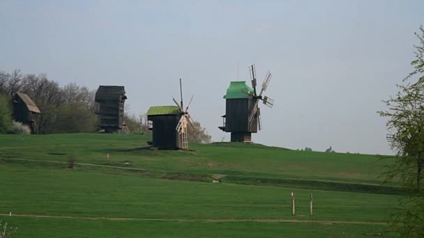 Pirogovo 古い風車 Pirogovo の夕暮れ 古い風車博物館 Pirogovo ウクライナの木製風車の風車の風車 — ストック動画