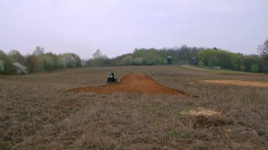 Plough tarım alanı hazır için Ekim, tarlayı eski traktör 