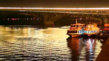 Quay adlı gece, gece, Quay adlı gece timelapse, turistik zevk tekneler bridge arka planını gece gemilerde zevk zevk gemilerde