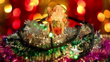 Noel oyuncak, gnome oyuncak, oyuncak Noel elf gnome dekorasyonları yapay dallarında gizleme Noel arka plan üzerinde oturan Gnome