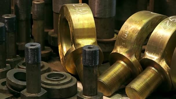 Tornillo Enorme Fábrica Tornillo Grande Del Metal Una Fábrica Turbina — Vídeo de stock