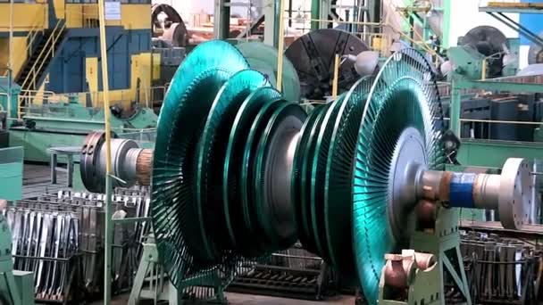 発電用タービン 生産工場の蒸気タービンで発電 工場のタービン用ブランクの回転の巨大なタービンの生産のための工場 — ストック動画