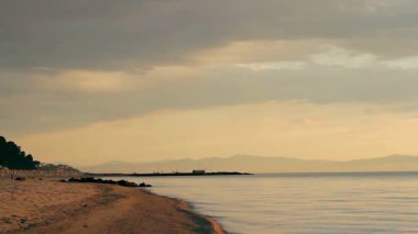 Ege Denizi kumsalda, Ege Denizi, Güneş doğarken beach, plaj şemsiye ve şezlong üzerinde gündoğumu, sabah deniz plaj ile boş mavi şezlong üzerinde gündoğumu Sunrise