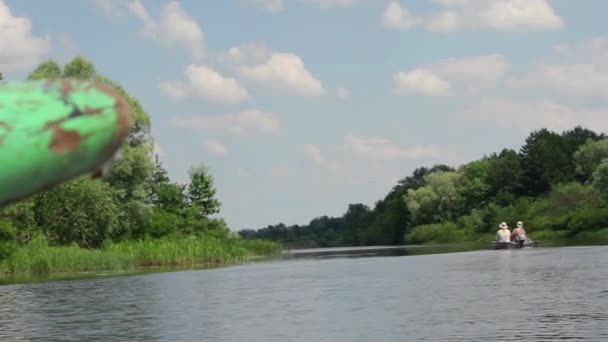 メンズ モーター ボート ボート 湖の上速度モーター ボートからの眺めマン冒険の旅風景と青い空の晴れた夏の日に船で旅行 — ストック動画