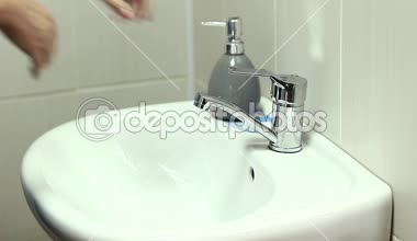 Doktor elini yıkar, ellerini sabunla yıkamak, wooman Doktor yıkar ellerini önce muayene, ellerini yıkama cerrah cerrahi bir tuvalet sabun ellerinizi yıkayın