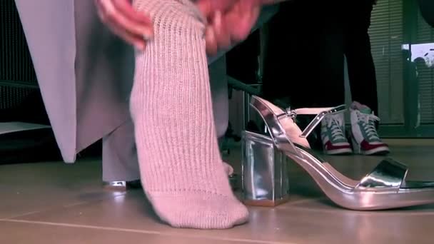 Примерьте Обувь Молодая Женщина Примеряет Туфли Высоких Каблуках Магазине Обуви — стоковое видео