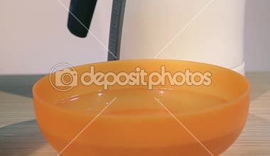 bir havlu su, kase ıslatma kız ıslak bez sıkıştırmak, ıslak temizlik paçavra için elleri bez, ev işleri ve temizlik kavramı, sudan dışarı yıkama ve sıkma bez kadın sıkmak