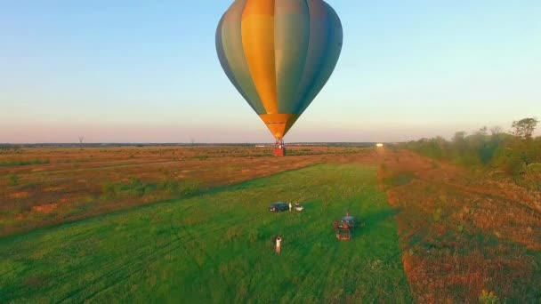 夕日サンセット 熱気球での飛行でバルーンを空気 空気で草原からバルーン開始フライ夏夕日 — ストック動画