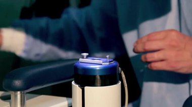 kalibrasyon ve excimer lazer, lazer vizyon düzeltme için için hazırlık cerrahın lazer göz vizyon düzeltme düzeltme performans eldiven eller, tıbbi lazer yakın çekim, Doktor tıbbi lazer testin