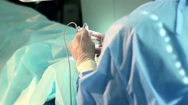 Katarakt Cerrahisi yakın çekim, göz katarakt hastane cerrahi, göz hastalıkları işlemi, cerrahın cerrahın lazer göz vizyon düzeltme düzeltme, cerrahi göz performans eldiven eller, 