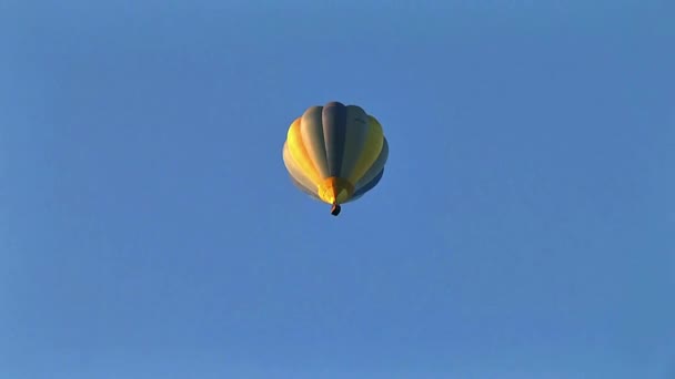 Air Ballong Flygning Solnedgången Start Luftballong Vid Solnedgången Luft Ballonger — Stockvideo