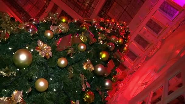 宫殿里的吊灯和圣诞树 在宴会厅里偏离了圣诞树的中心位置 — 图库视频影像