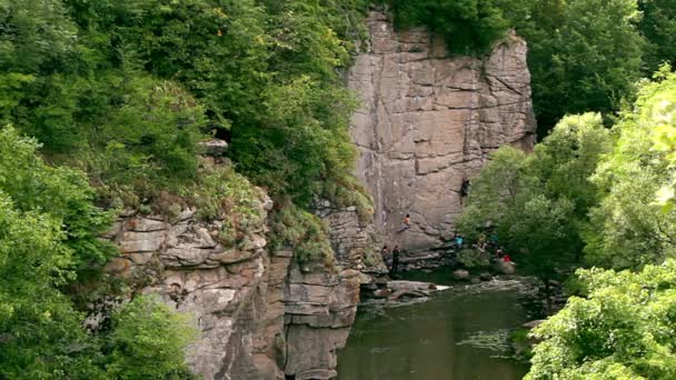 Bergsteiger Den Felsen Über Dem Fluss Bezwingen Felsen Über Dem — Stockvideo