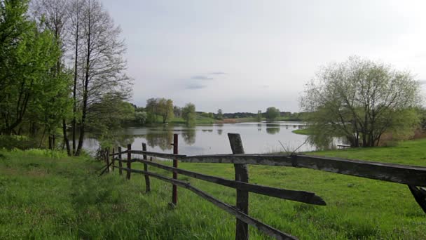 Ländliche Landschaft Zaun Flussufer Fluss Bei Bewölktem Tag — Stockvideo