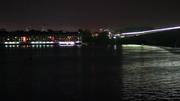 Illuminazione Notturna Sul Ponte Bellissimo Ponte Notte Illuminato Riflesso Luci — Video Stock