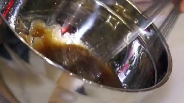 sos karıştırma, karıştırma sause yakın, et sosu için hazırlar, Şef İtalyan sosu hazırlar