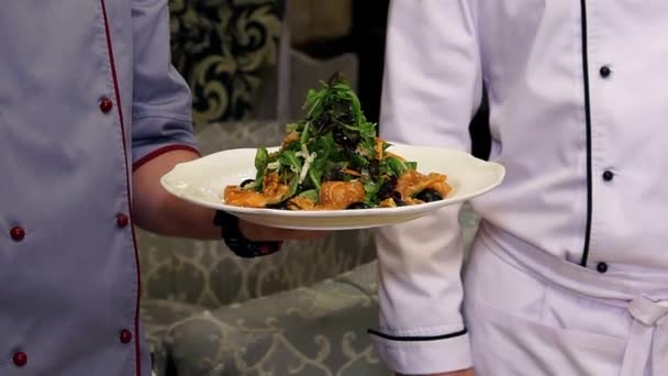 Jefe Hacer Ensalada Con Salmón Hacer Una Ensalada Orgánica Saludable — Vídeo de stock