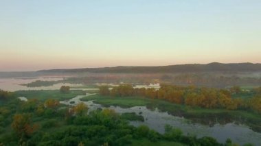 nehir ve Adaları 4k, orman ve nehir, hava görünümünü çok yüksek nehir orman gündoğumu, mistik nehir ve tepeler havadan görünümü, görünüm