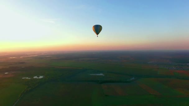 飞机气球在日落时飞行 在日落时起飞气球 气球在夏季日落时开始从草地上飞行 — 图库视频影像