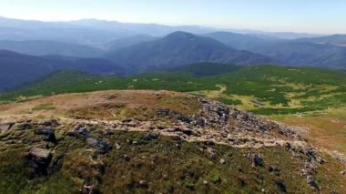 Hava görünümünü yamaçlarında Karpat Dağları, dağ Vadisi hava, kayalar ve treesat arka plan dağlar, dağlar ve tepeler ile vahşi orman üzerinde uçan