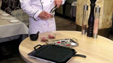 Hazırlama ve spicing et, iş yerindeki adam aşçı olarak profesyonel şef yemek, çalışma ve hazırlık et lokanta mutfağı Şef