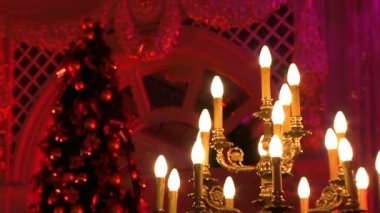 Avize ve Noel ağacı sarayda ziyafet salonunda Noel ağacının ufuk futage