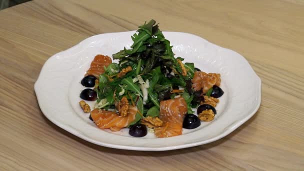 Chef Machen Salat Mit Lachs Machen Einen Gesunden Bio Salat — Stockvideo