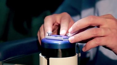 kalibrasyon ve excimer lazer, lazer vizyon düzeltme için için hazırlık cerrahın lazer göz vizyon düzeltme düzeltme performans eldiven eller, tıbbi lazer yakın çekim, Doktor tıbbi lazer testin