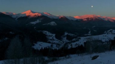 Zaman atlamalı sabah dağlar, gündoğumu kış dağlarda, 4k - kristal berraklığında sabah, ay ve pembe gündoğumu zaman atlamalı, Karpat mountai Sunrise, karlı dağlar gün zaman atlamalı için gece 4 k zaman atlamalı