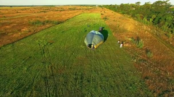 Despegue Globo Aire Atardecer Globos Aire Comienzan Volar Desde Campo — Vídeos de Stock