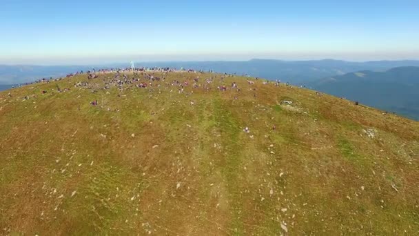 Люди Вершине Говерлы Люди Вершине Горы Вид Воздуха Гору Говерла — стоковое видео