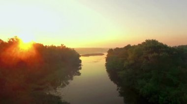 gündoğumu 4k, nehirde hava görünümünü sinek üzerinde sabah sis Nehri üzerinde çok yüksek gündoğumu, sis, güneş hava Nehri üzerinde gündoğumu, mistik Nehri'nin havadan görünümü nehirde görünümünü