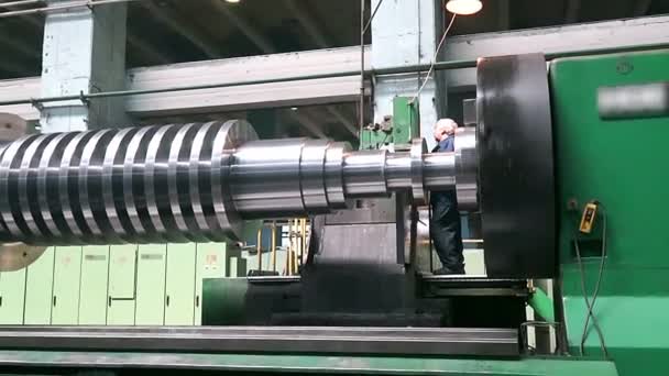 Tour Énorme Gros Plan Grand Tour Broche Tourne Une Usine — Video