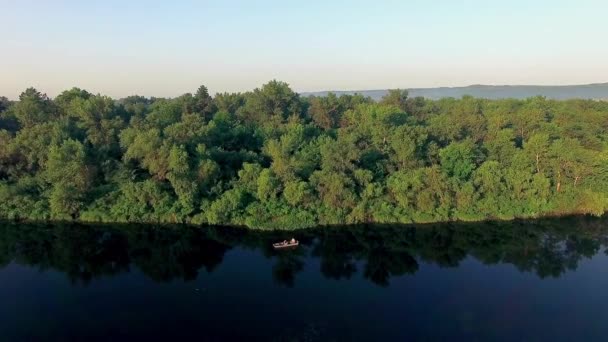 Let Podél Břehu Pohybující Blízkosti Stromy Břehu Řeky Člun Řece — Stock video