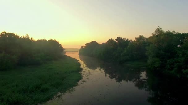 Luftaufnahme Des Flusses Bei Sonnenaufgang Überflug Des Morgennebels Auf Dem — Stockvideo