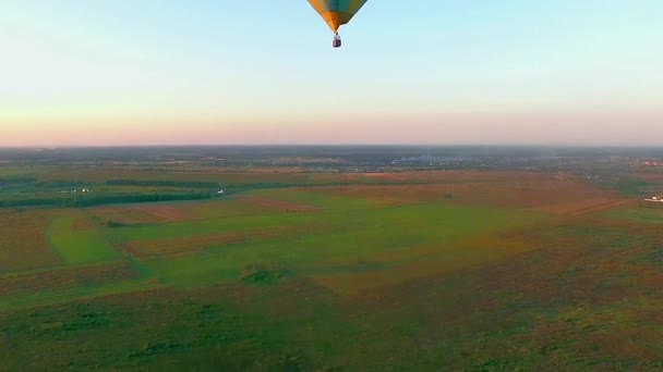 飞机气球在日落时飞行 在日落时起飞气球 气球在夏季日落时开始从草地上飞行 — 图库视频影像