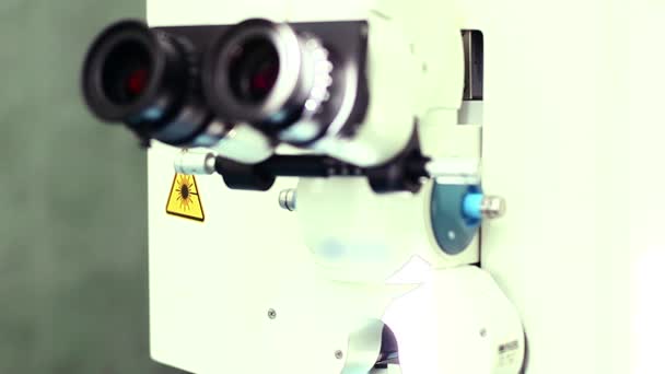 顕微鏡 フォーカスの変更と顕微鏡の接眼レンズ 顕微鏡の接眼レンズの つのペアと現代の顕微鏡の接眼レンズ — ストック動画